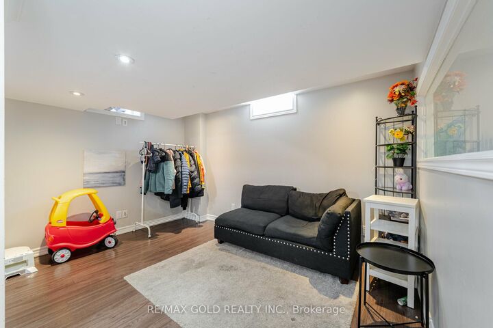 Property Photo:  27 Treegrove Crescent Bsmt  ON L7A 0K4 