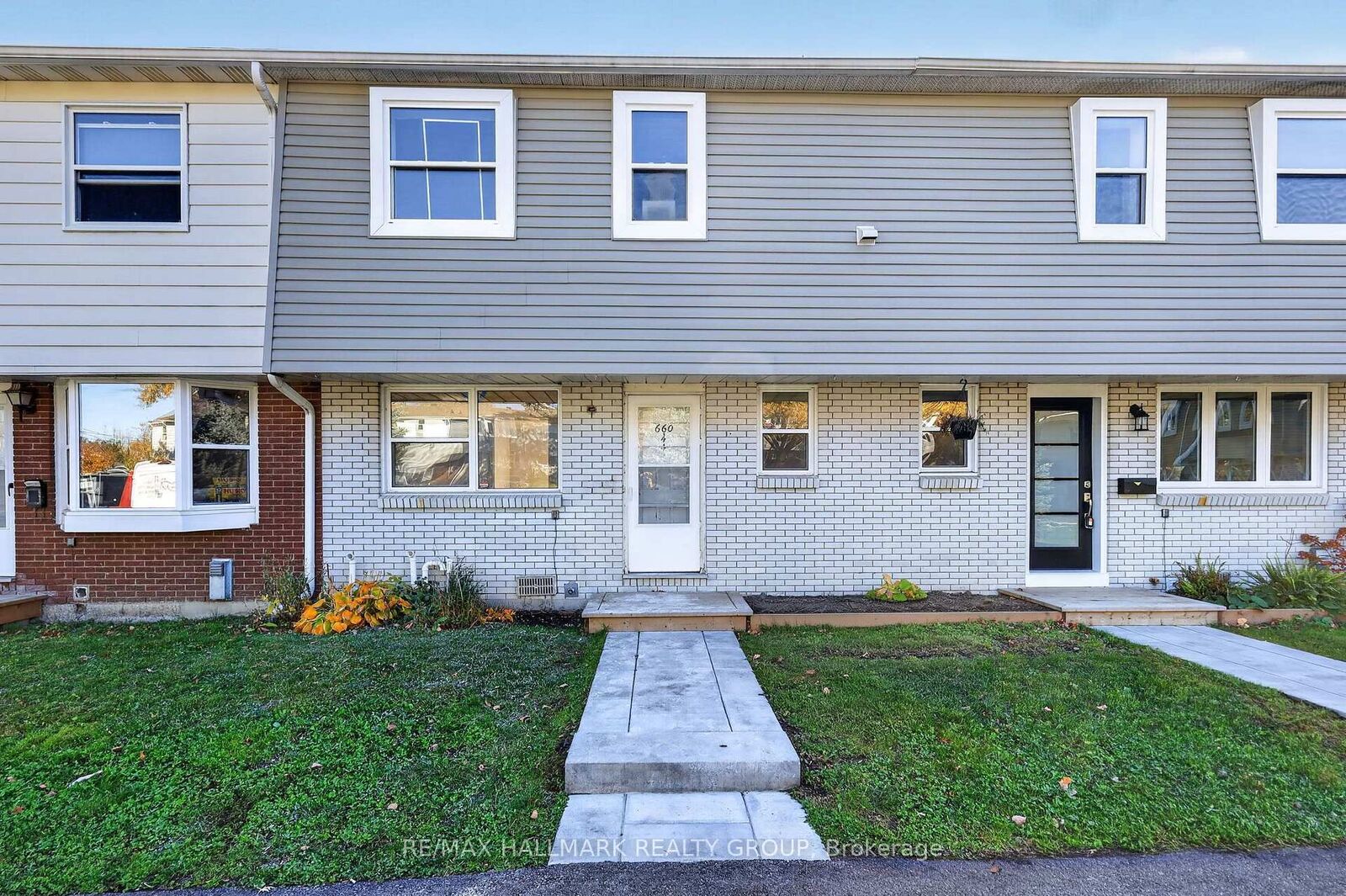 Property Photo:  660 Hochelaga Street 44  ON K1K 2E9 