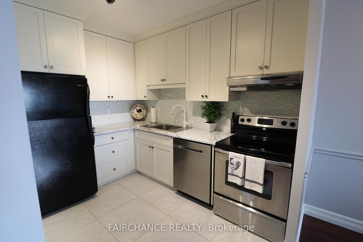 Property Photo:  389 Dundas Street 2204  ON N6B 3L5 