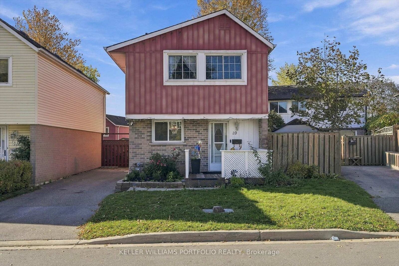 Property Photo:  19 Highland Trail  ON L6S 1P4 