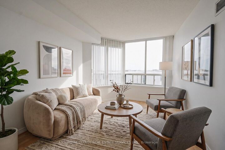 Property Photo:  135 Hillcrest Avenue 901  ON L5B 4B1 