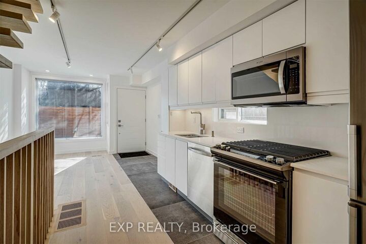 Property Photo: 452 Montrose Avenue B ON M6G 3H1