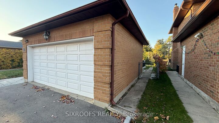 Property Photo:  98 Golf Links Drive Lower  ON L4G 3V3 