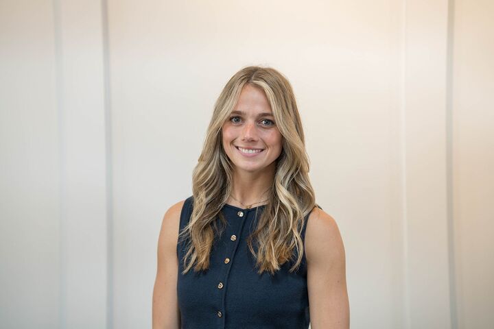 Rushelle Miller,  in Valparaiso, Circle