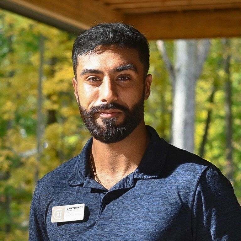 Gurvinder Gill, Associate Real Estate Broker in Carmel, Scheetz