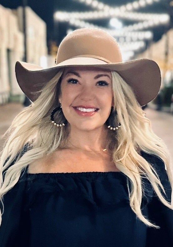Holly Bank Kleiser, Real Estate Broker in Indianapolis, Scheetz