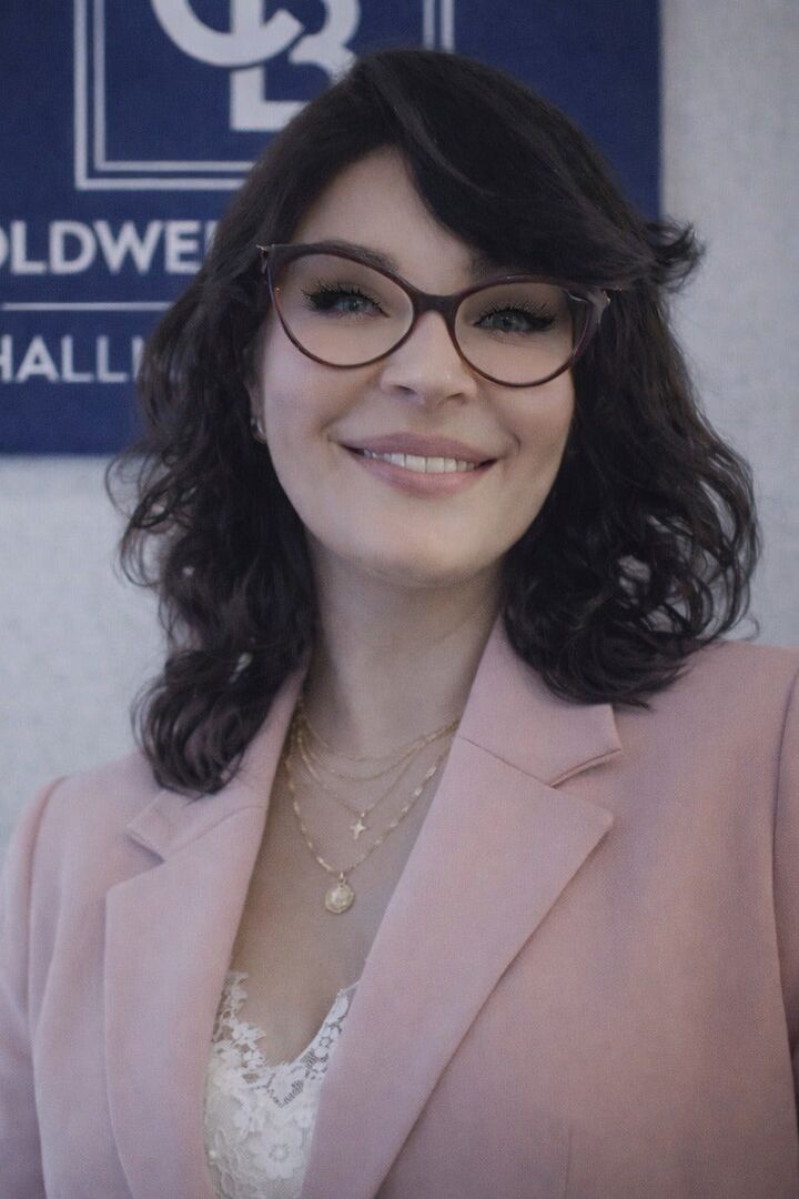 Nelly Nazloomian,  in Glendale, Hallmark Realty