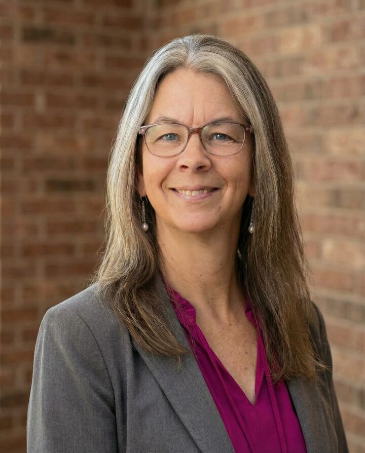 Heather Compton,  in Valparaiso, Circle