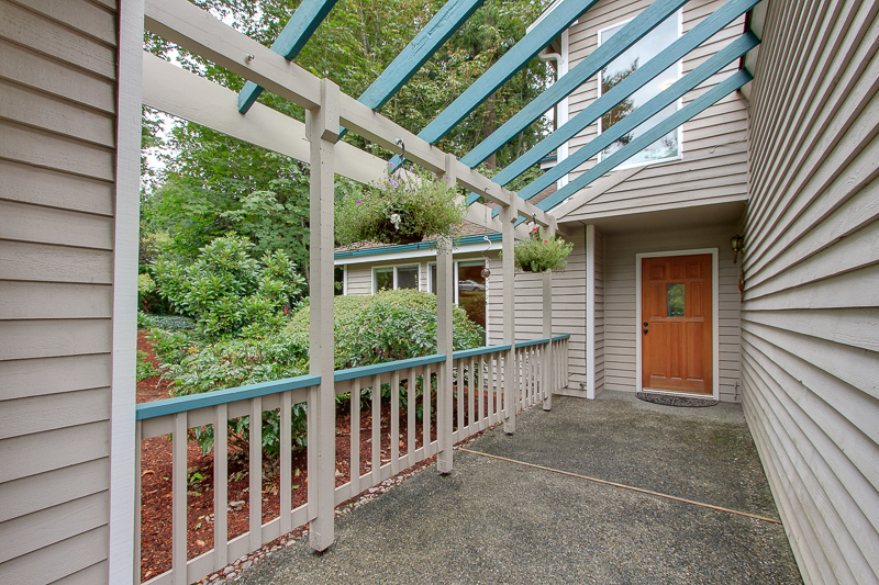Property Photo: Entry 13704 180th Ave NE WA 98052