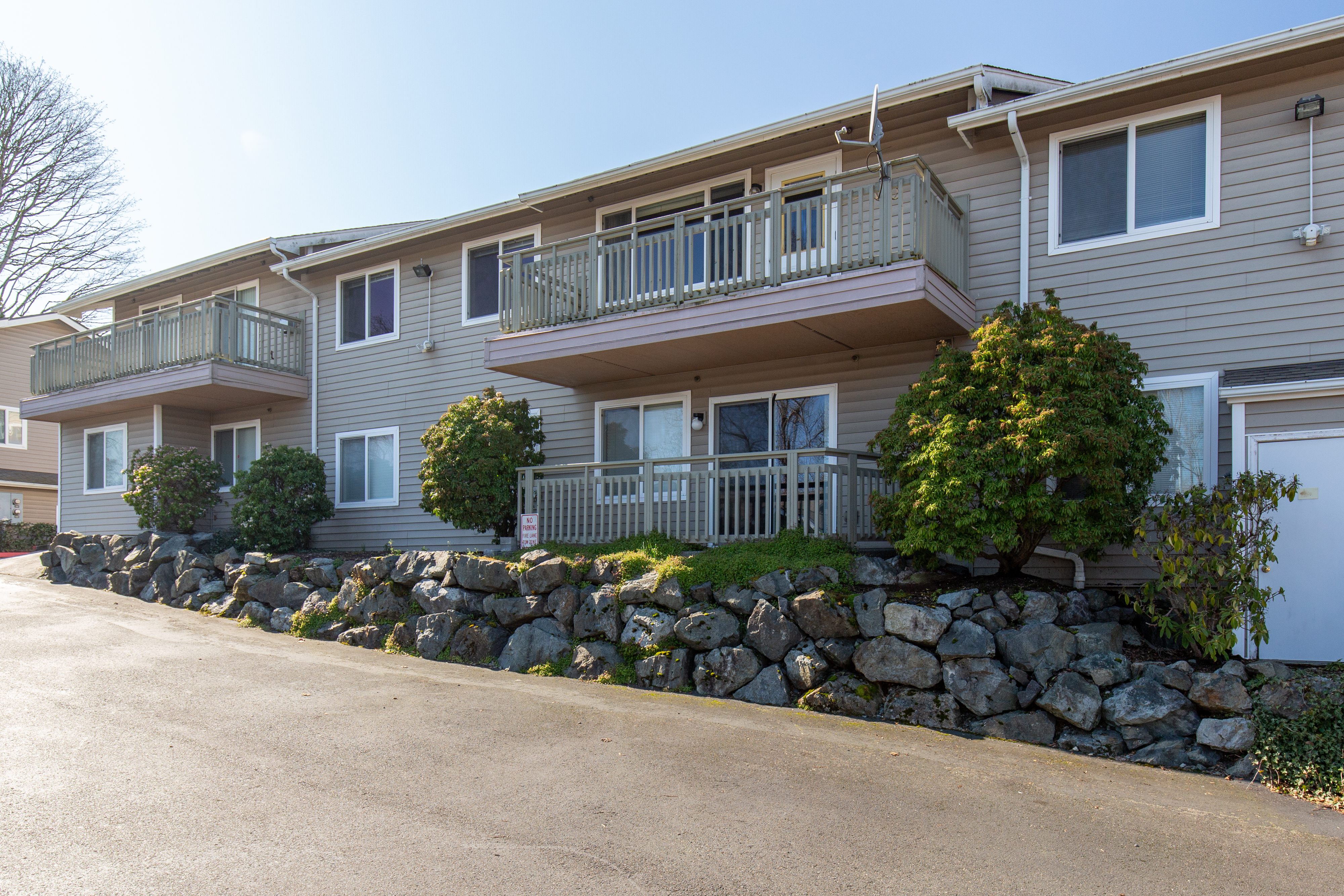 Property Photo:  901 E Marine View Dr 202  WA 98201 