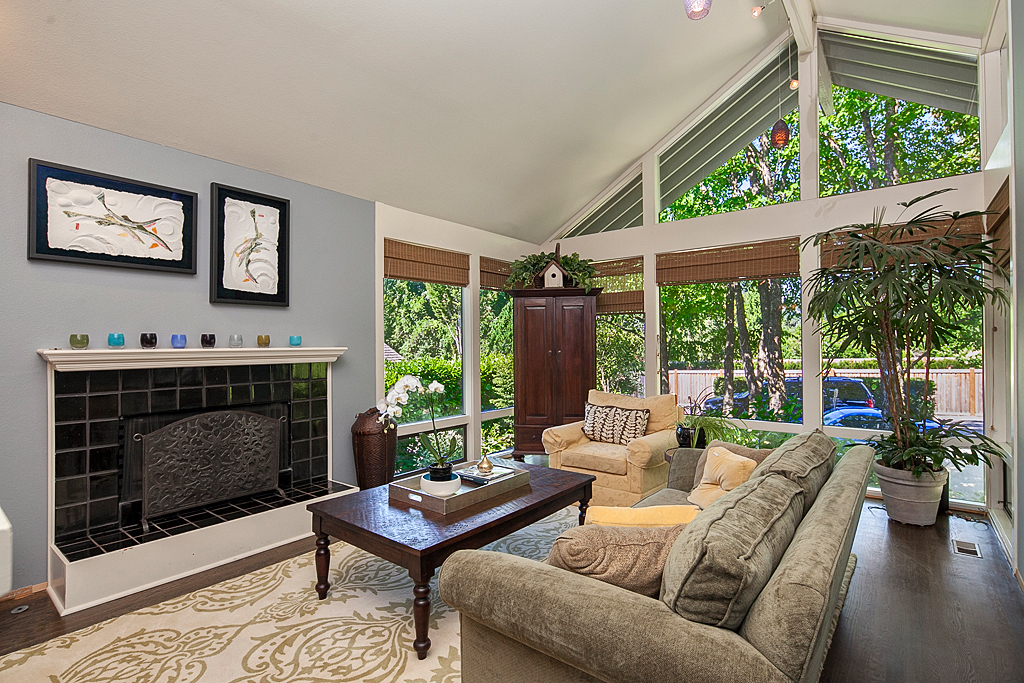 Property Photo: Living room 7742 Overlake Dr W  WA 98039 