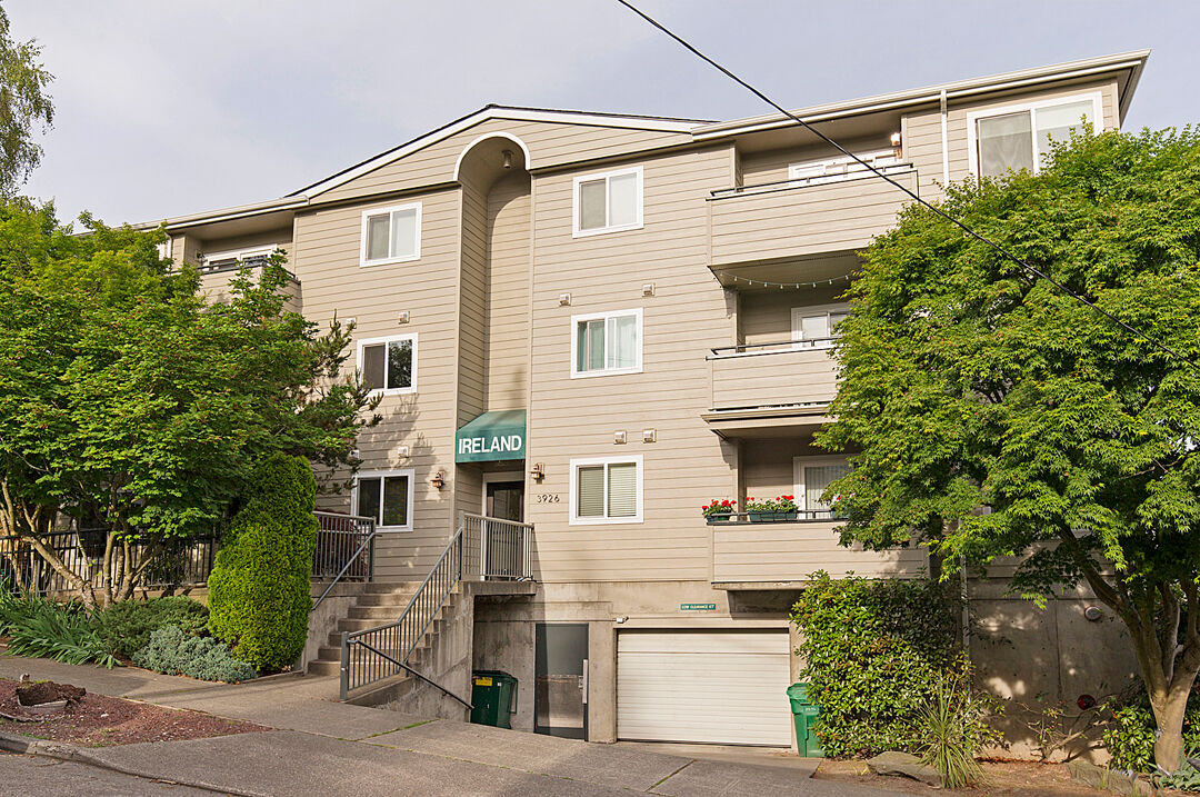 Property Photo:  3926 1st Ave NE 21  WA 98105 