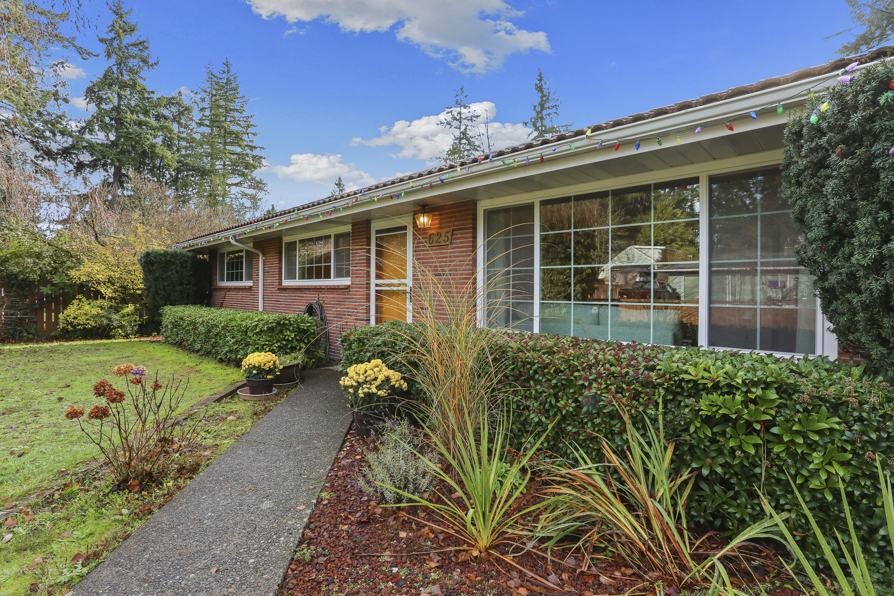 Property Photo: 625 N 180th Street WA 98133