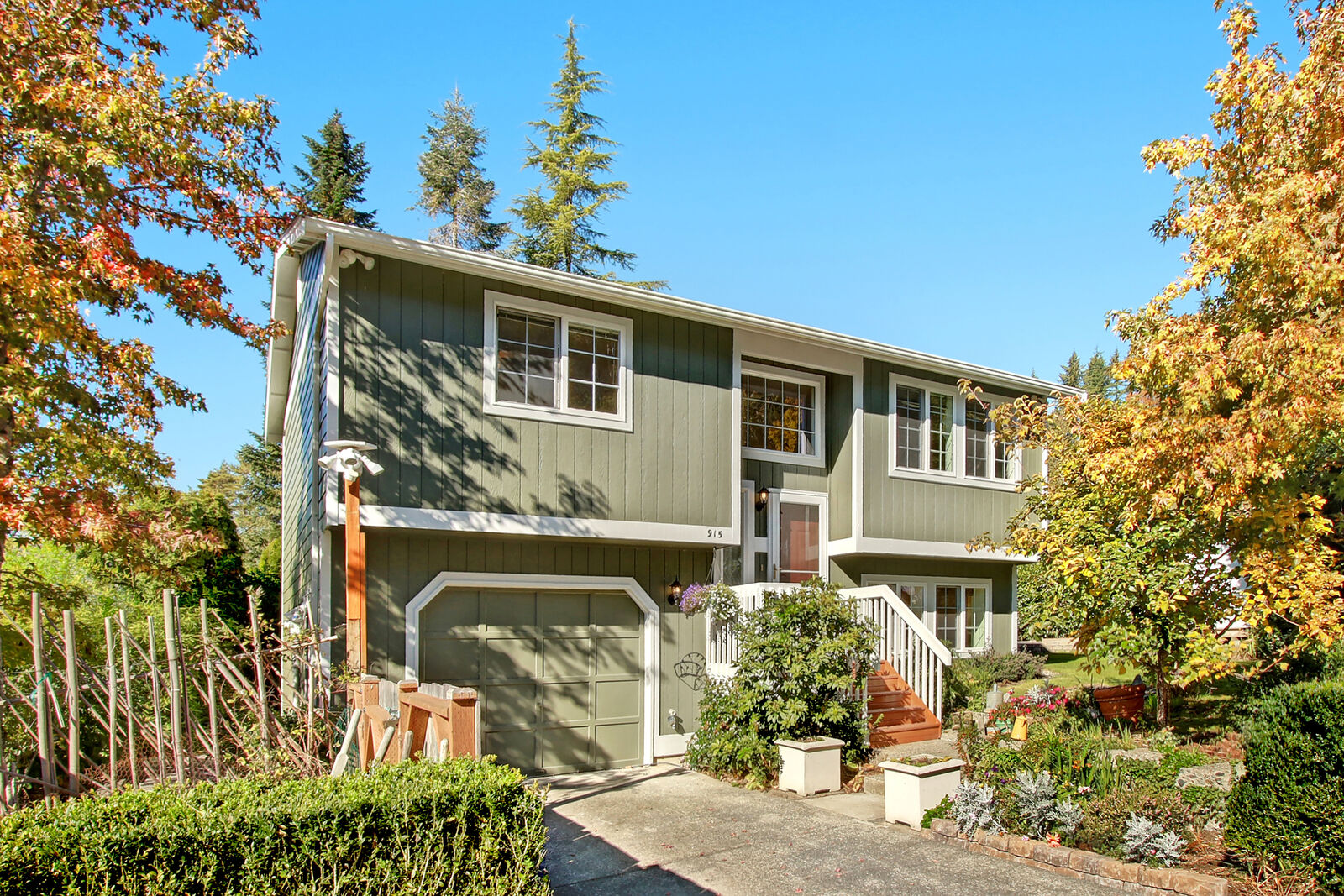 Property Photo:  915 Fir Ave  WA 98294 