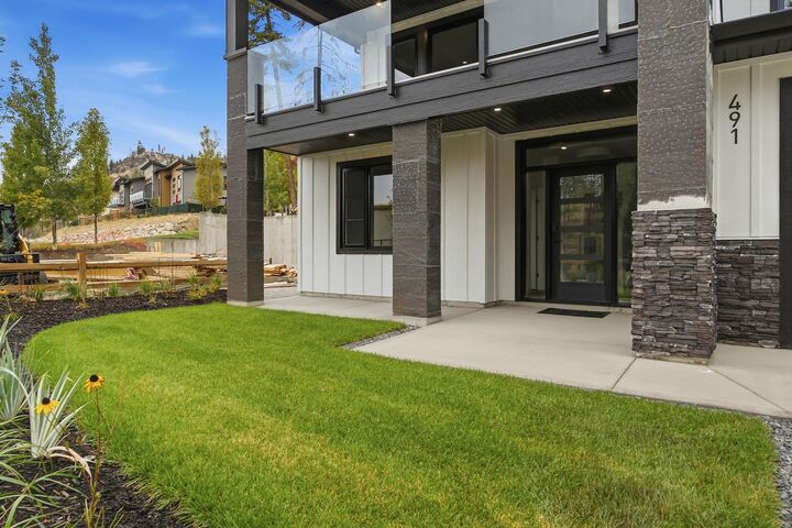 Property Photo:  491 Clifton Road North  BC V1V 1H1 