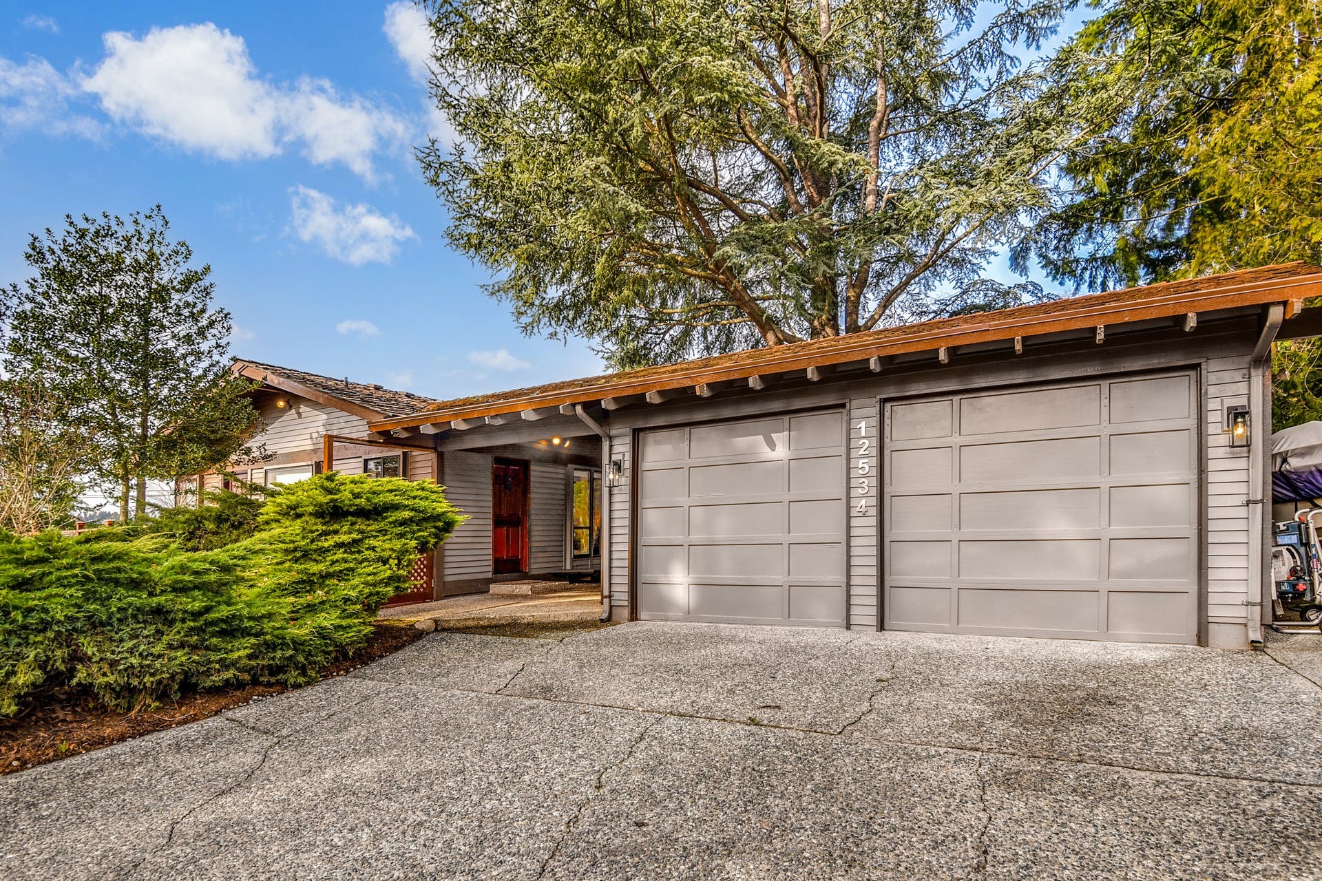 Property Photo: 12534 Holmes Point Drive NE WA 98034