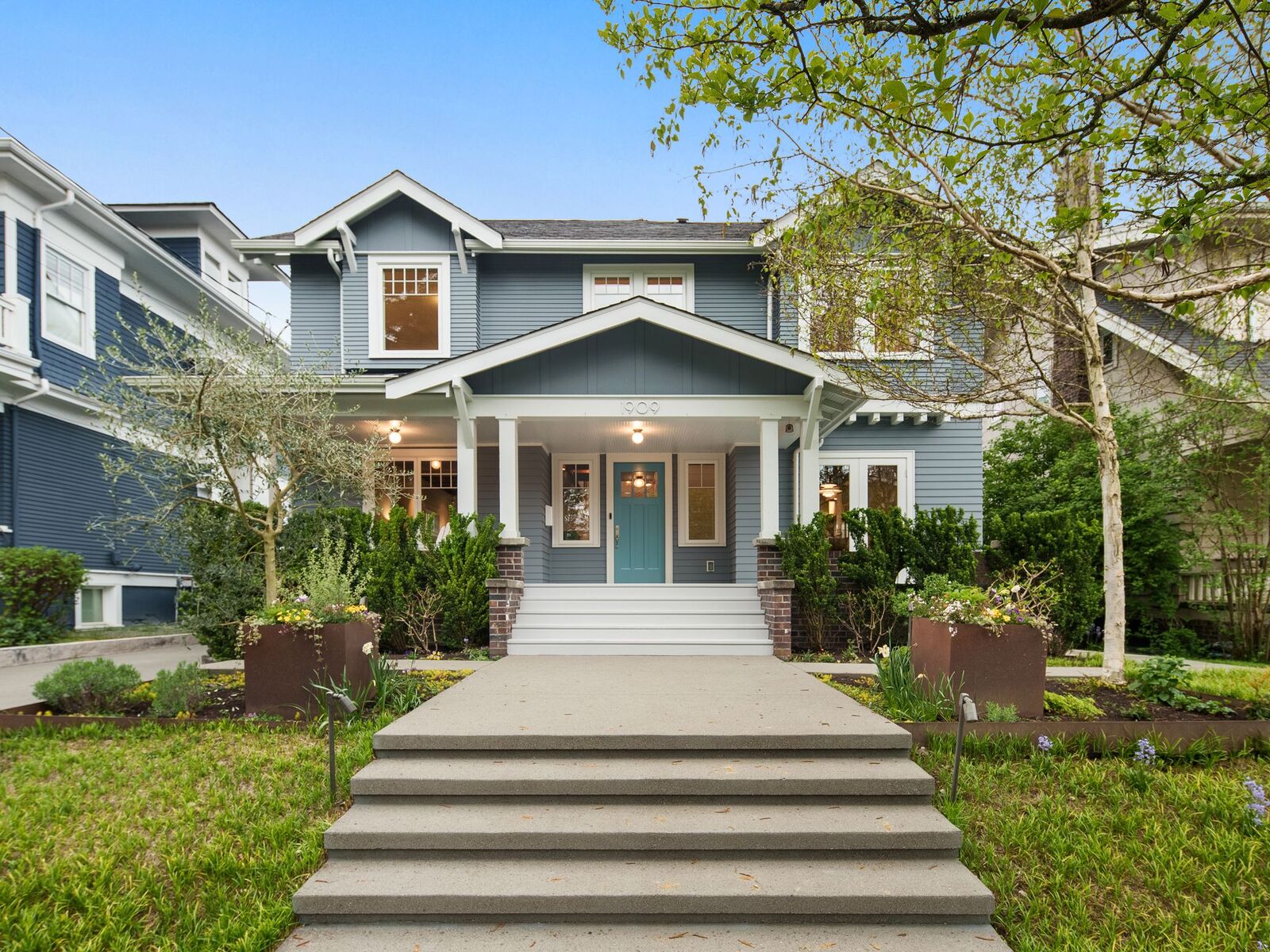 Property Photo:  1909  4th Avenue N  WA 98109 