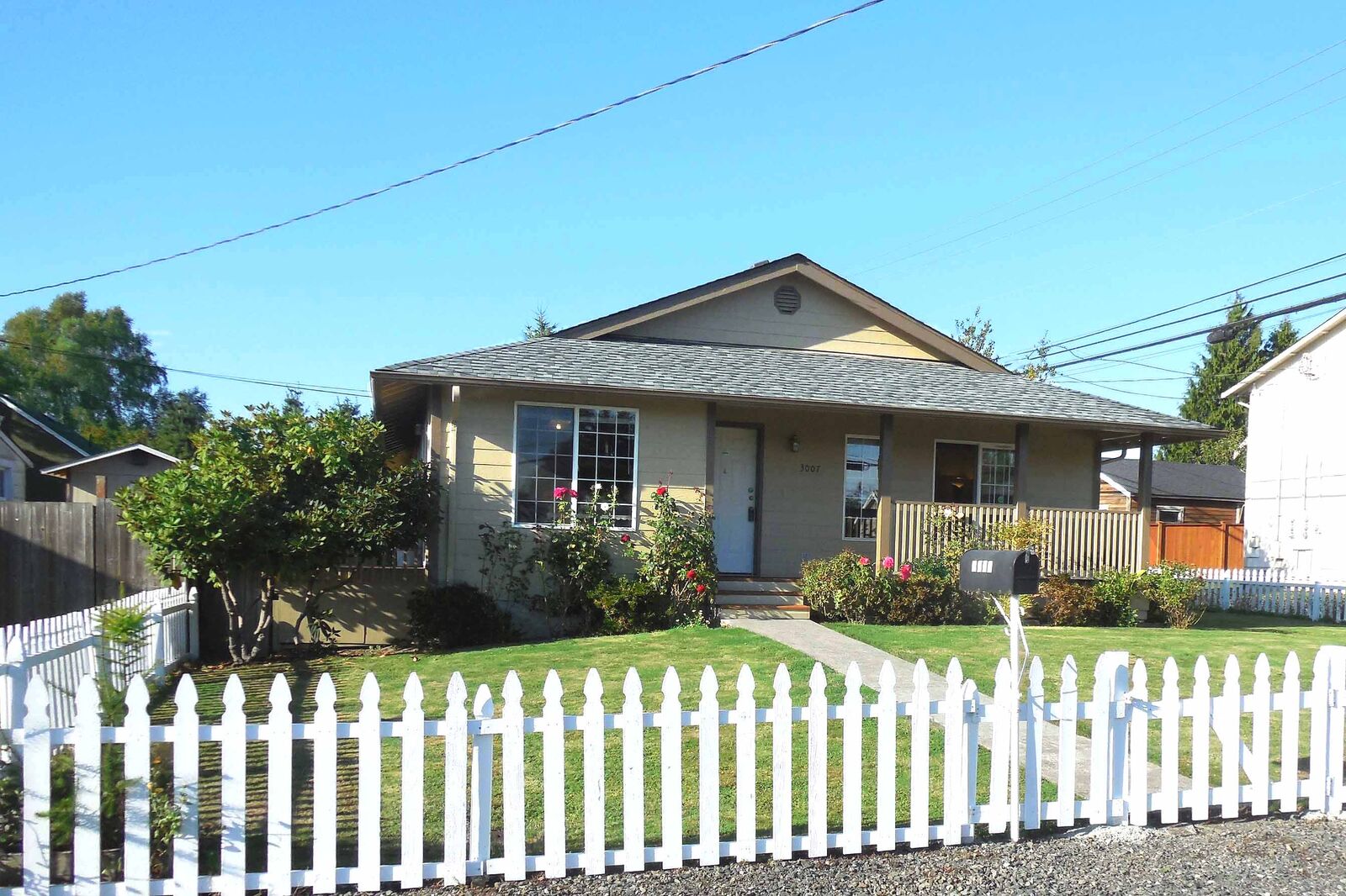 Property Photo:  3007 15th St  WA 98201 