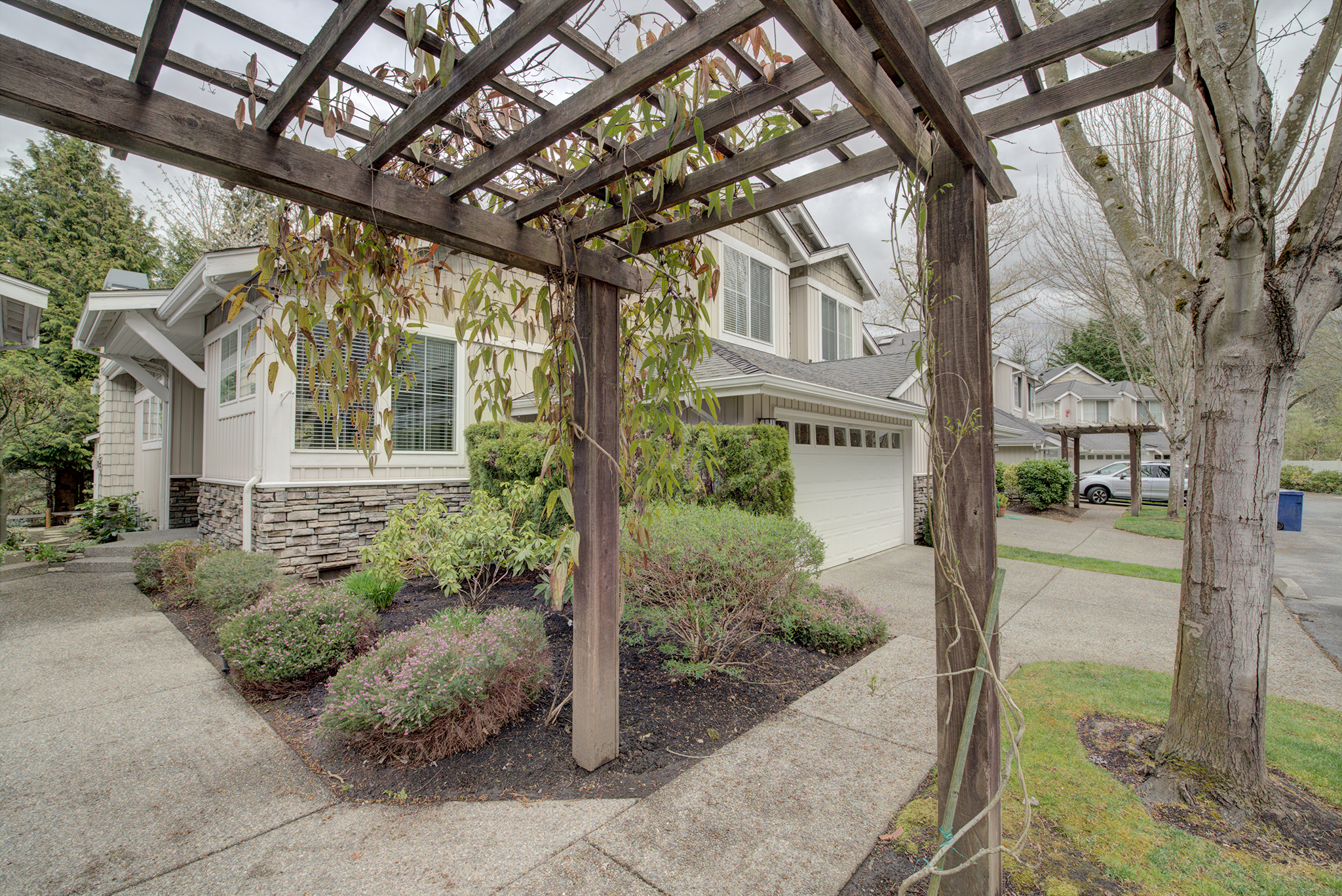 Property Photo:  120 Newport Wy NW 8  WA 98027 