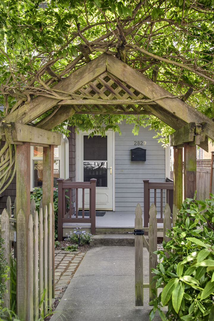 2829 Prosch Ave W  Seattle WA 98119 photo