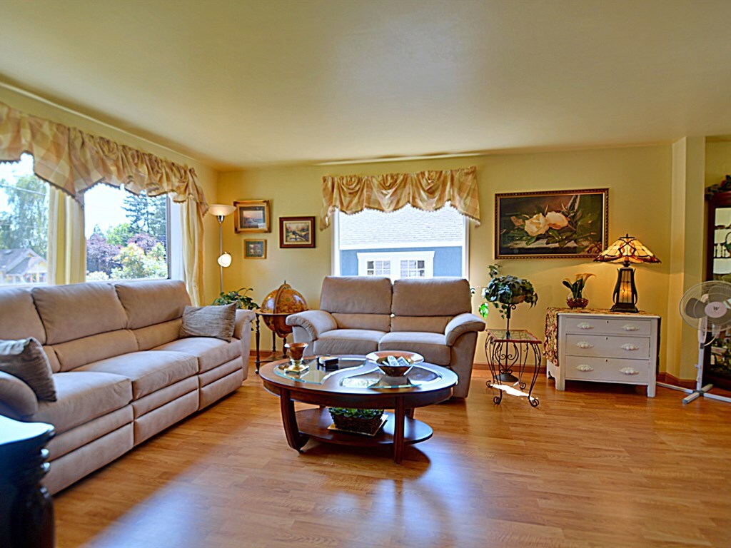 Property Photo: Living room 4714 SW Dawson St WA 98136
