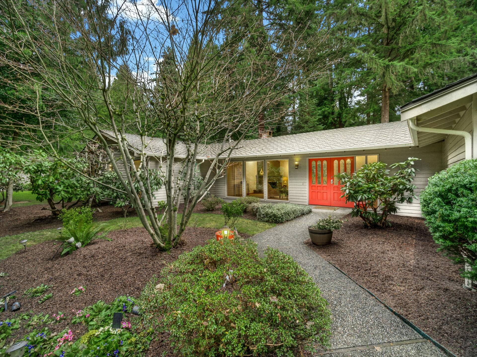 Property Photo: 3132 Sahalee Drive W WA 98074