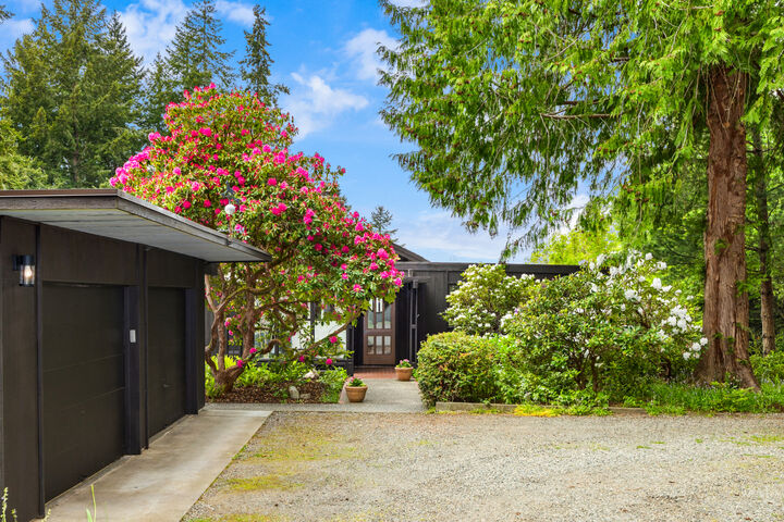 Property Photo:  14517  Henderson Road NE  WA 98110 
