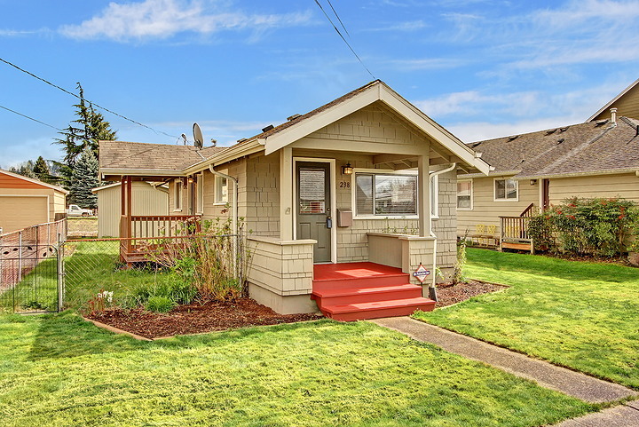 Property Photo:  238 Wells Ave N  WA 98057 