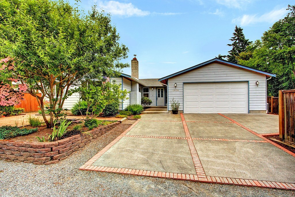 Property Photo: 25136 11th Ave S WA 98198