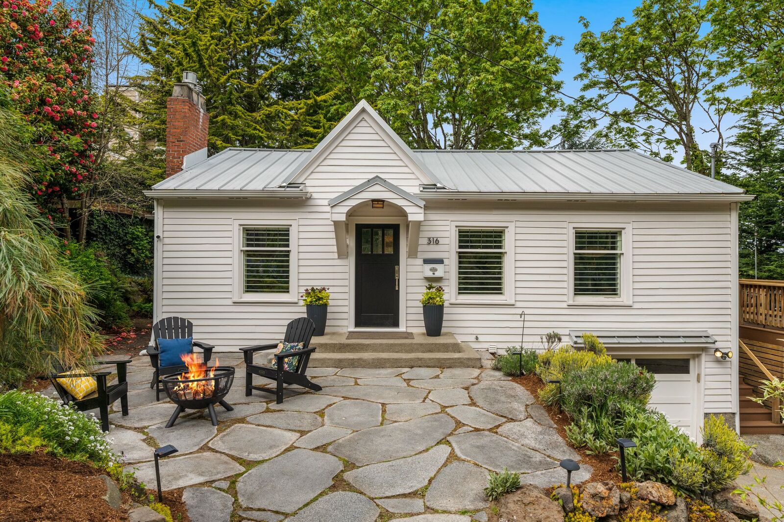 Property Photo:  316 W Newell Street  WA 98119 
